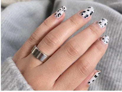 A hand with painted nails wearing the silver Quriov Smart Ring.